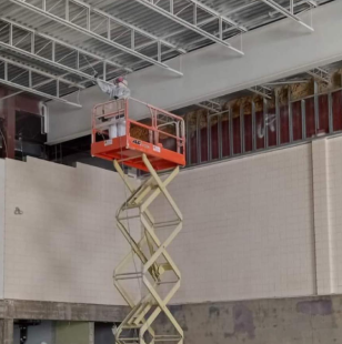 Pièce résidentielle en cours de peinture avec murs blancs
