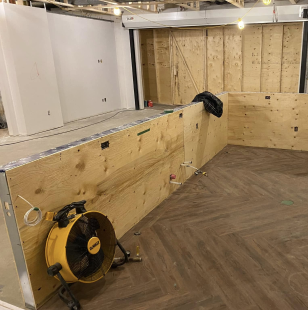 Espace commercial avec plafond à caissons et finitions sombres