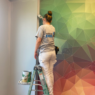 Peintre appliquant une finition au pinceau près du plafond