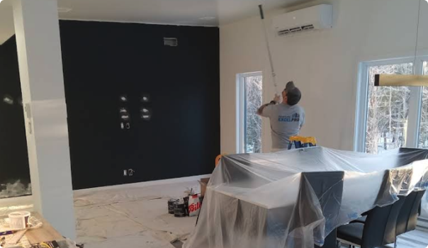 Peintre réalisant des travaux de peinture résidentielle